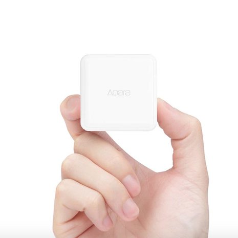 Aqara Magic Cube in hand